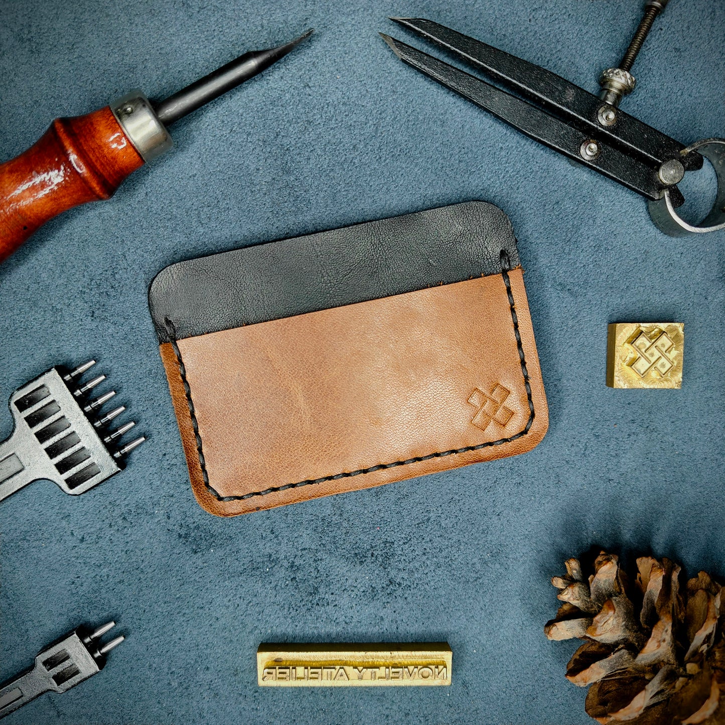 Back view of The Houdini minimalist leather card holder in horizontal configuration by Novelty Atelier – features a clean, functional layout with the design logo subtly stamped into Brown full-grain leather. Accented with Black saddle stitching for a timeless aesthetic.