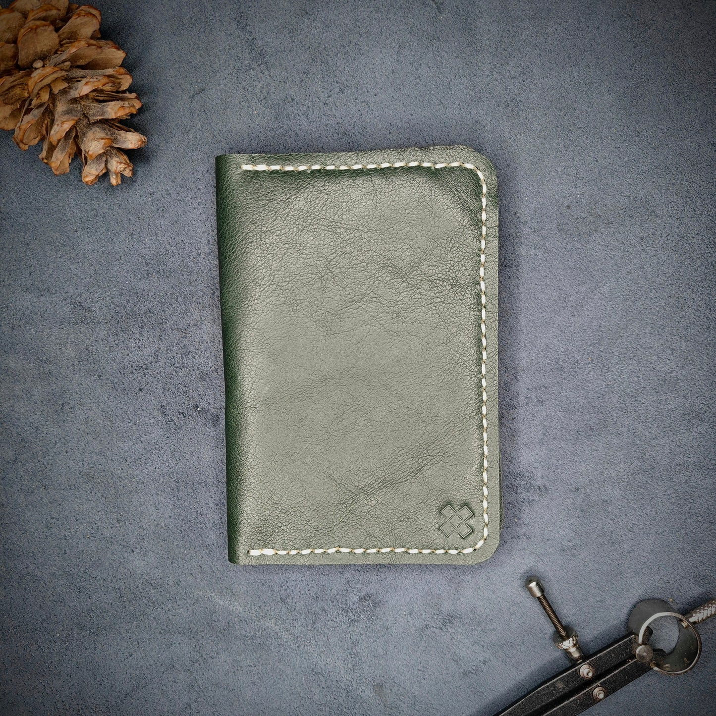 THE EXPLORER Leather Passport Holder (Olive Green) - Novelty Atelier