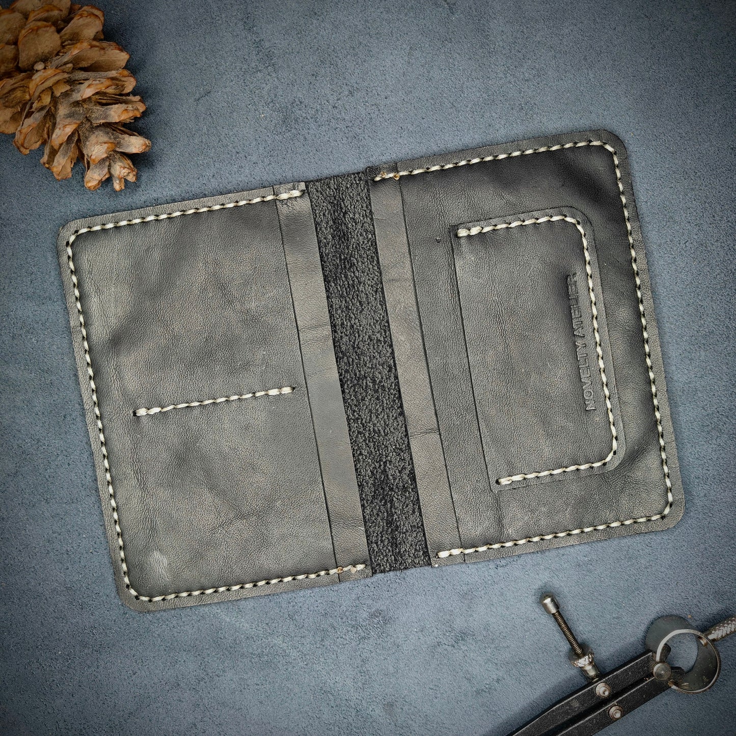 THE EXPLORER Leather Passport Holder (Black) - Novelty Atelier
