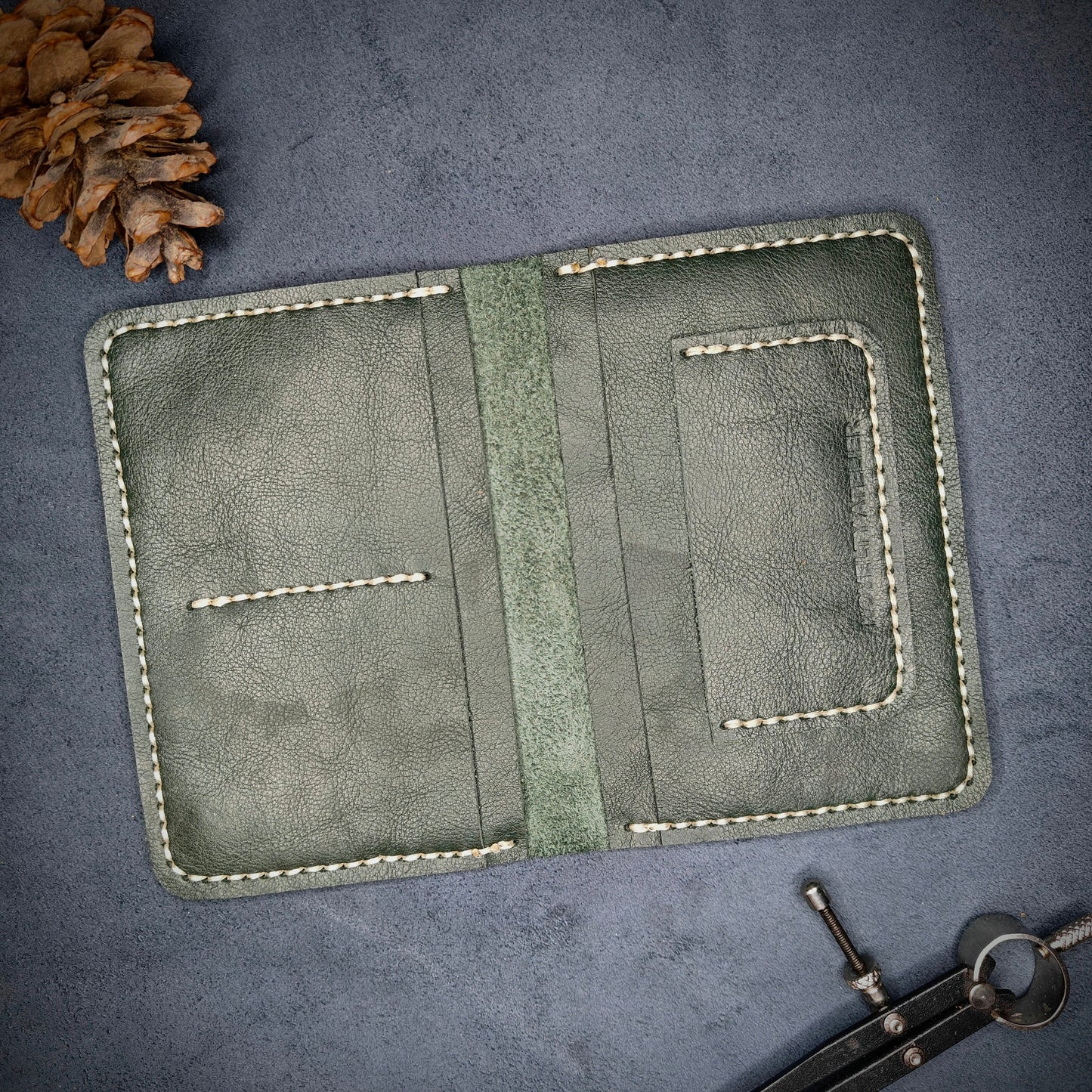 THE EXPLORER Leather Passport Holder (Olive Green) - Novelty Atelier
