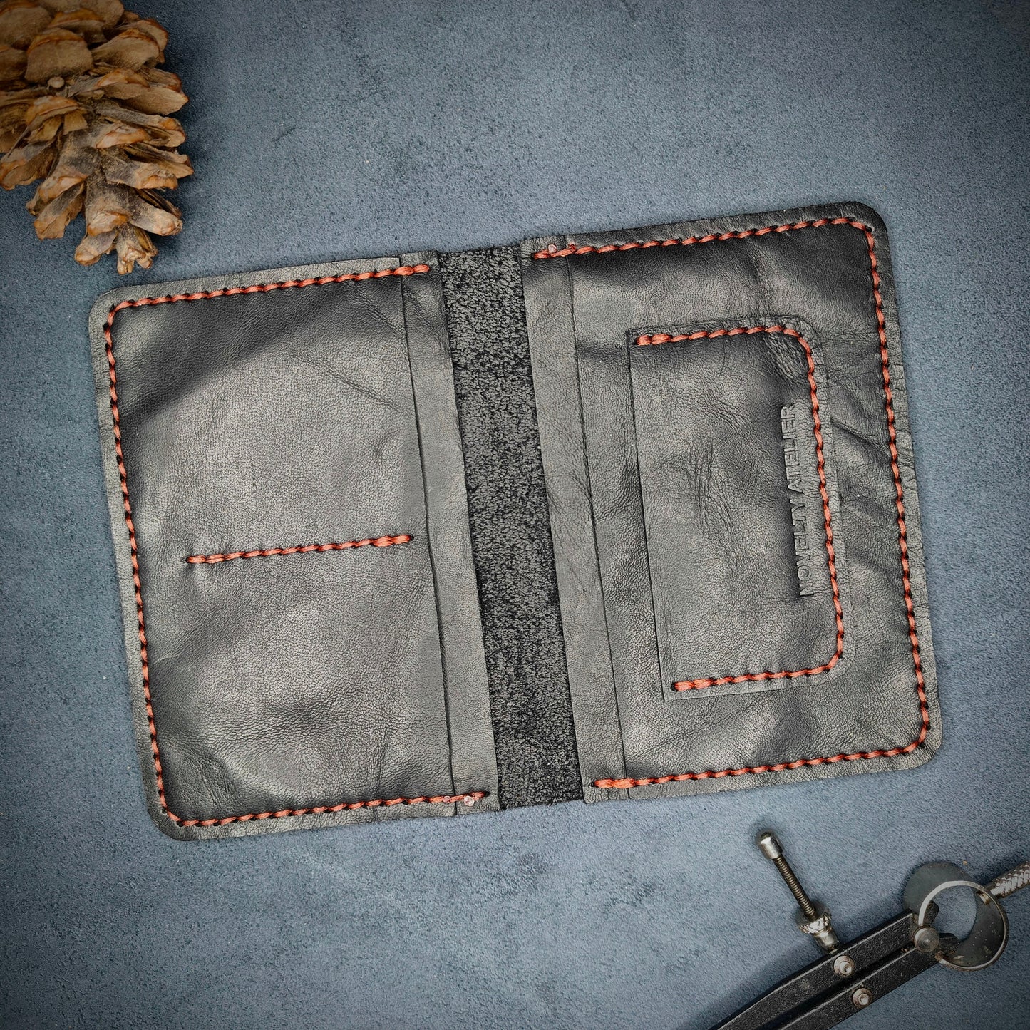 THE EXPLORER Leather Passport Holder (Black) - Novelty Atelier