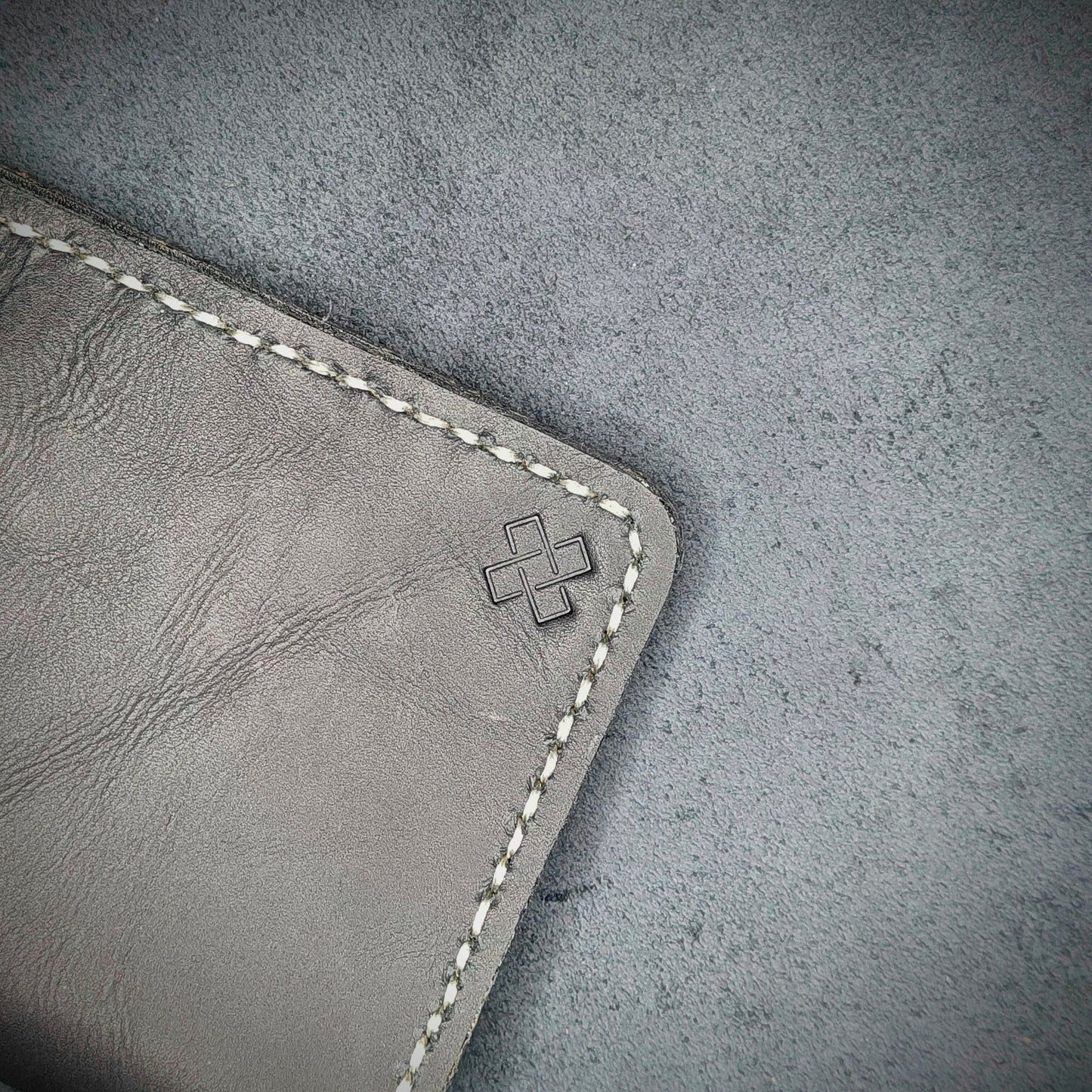 THE EXPLORER Leather Passport Holder (Navy Blue) - Novelty Atelier
