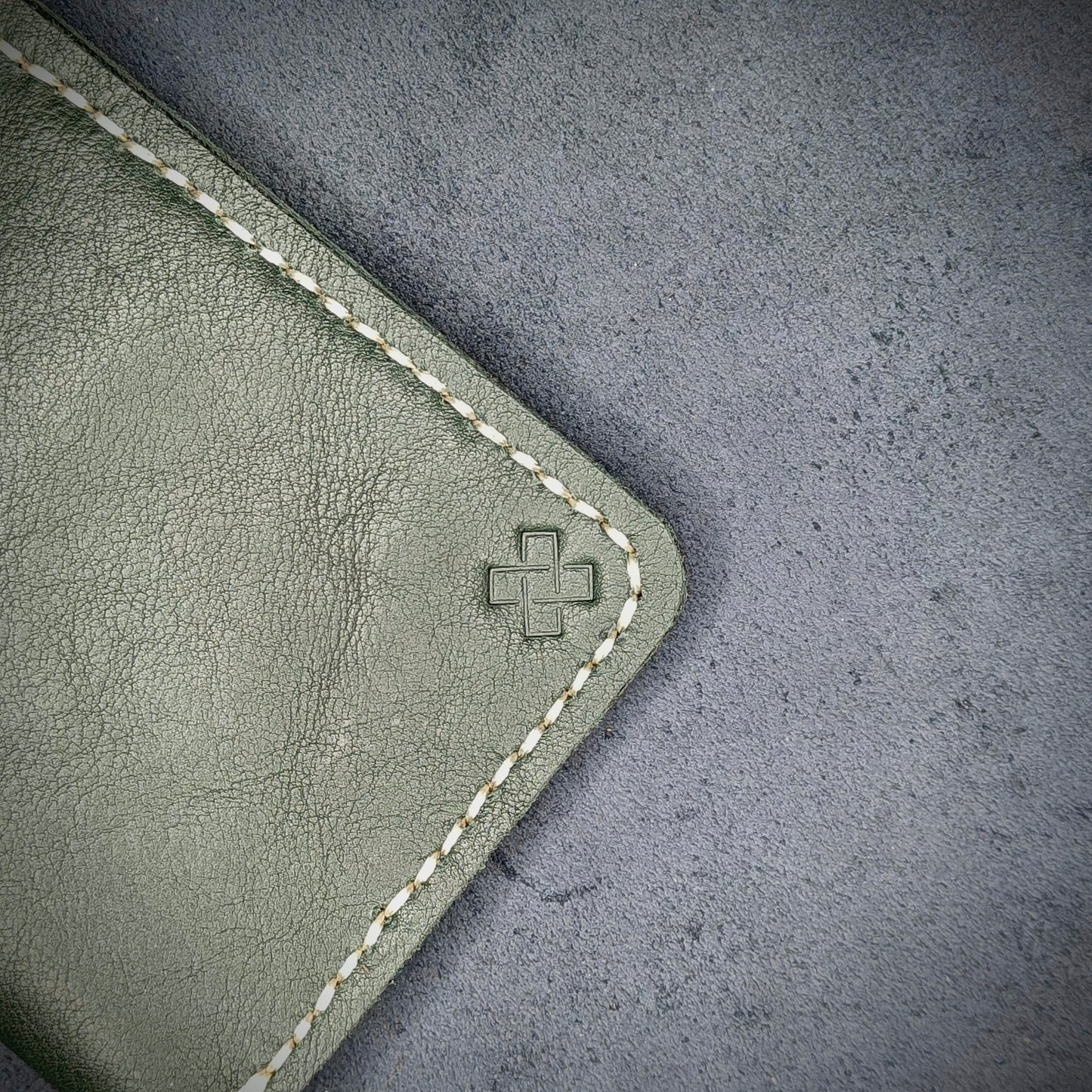 THE EXPLORER Leather Passport Holder (Olive Green) - Novelty Atelier