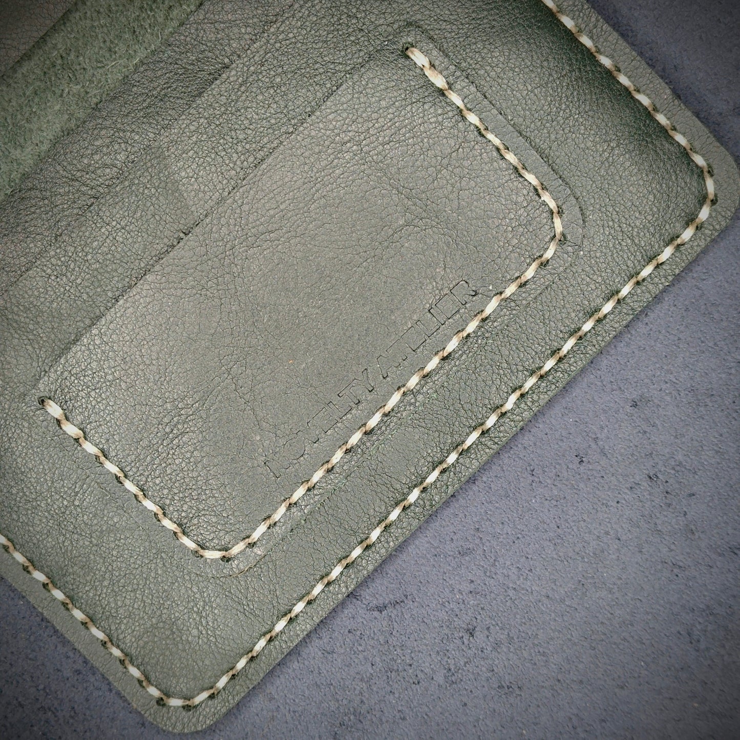 THE EXPLORER Leather Passport Holder (Olive Green) - Novelty Atelier