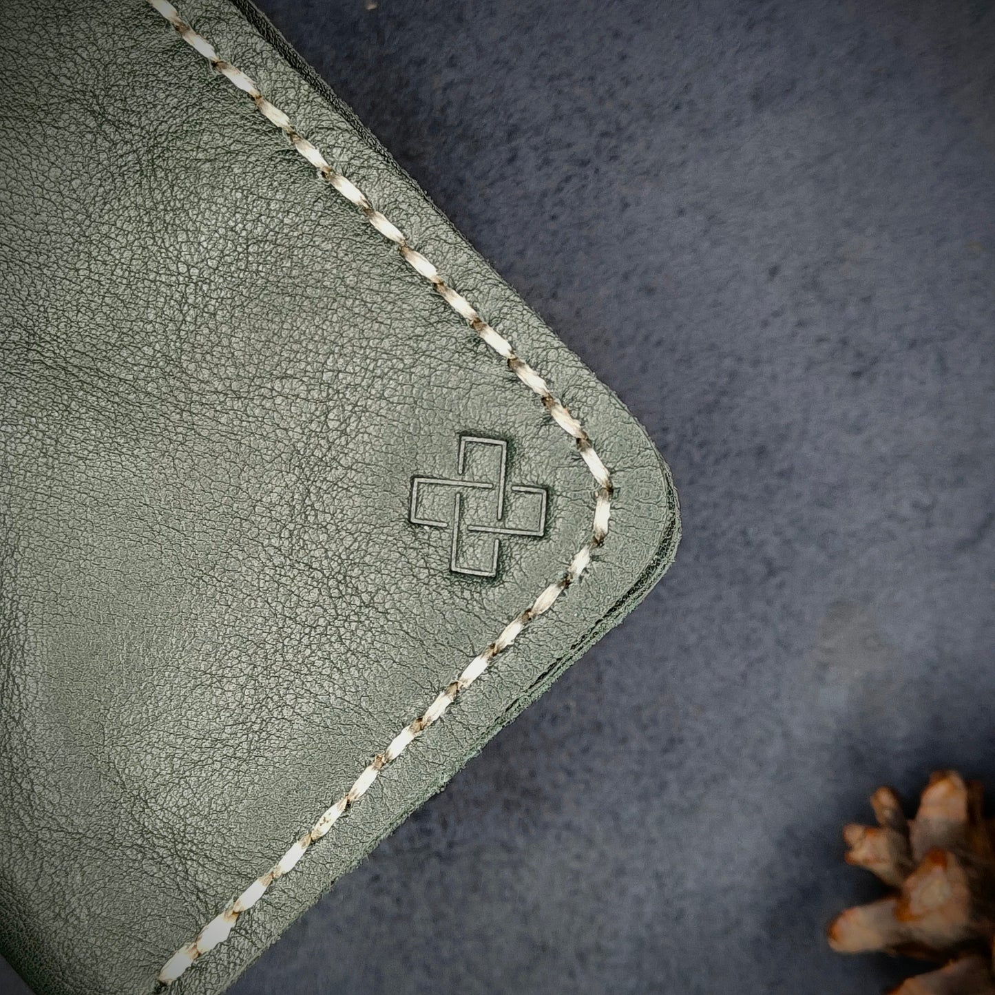THE MIRAGE Bi-Fold Leather Wallet (Olive Green) - Novelty Atelier
