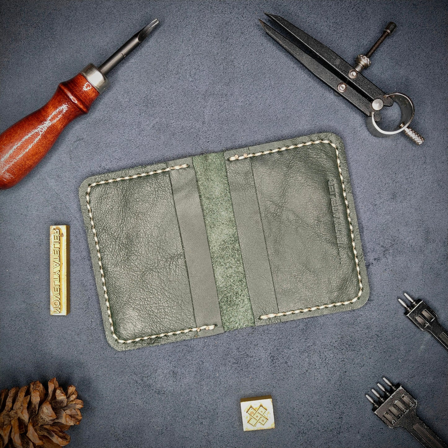 THE COPPERFIELD Bi-Fold Card Holder (Olive Green) - Novelty Atelier
