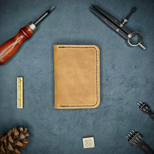 THE COPPERFIELD Bi-Fold Card Holder (Sandstorm Brown) - Novelty Atelier