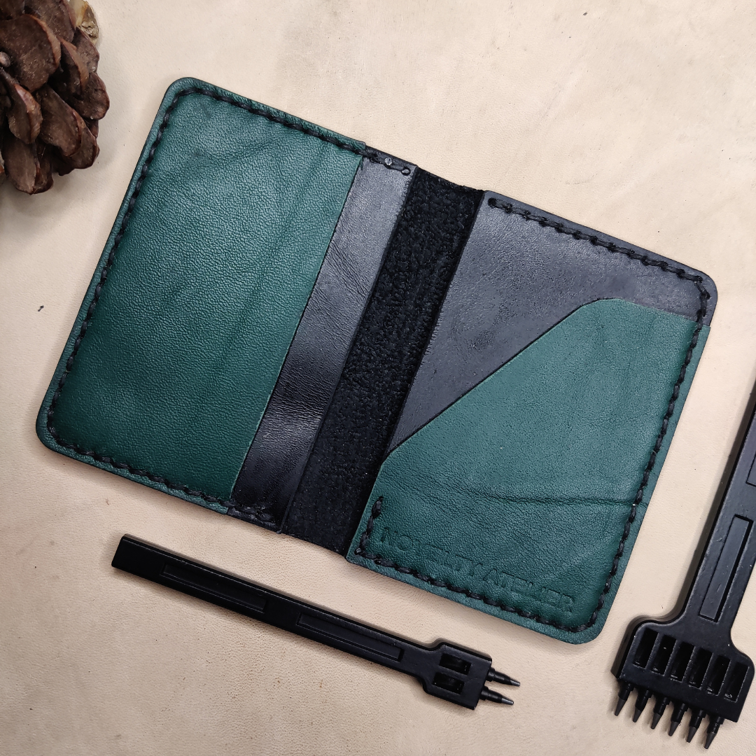 "Copperfield" Bi-Fold Card Holder (Green and black) - Novelty Atelier