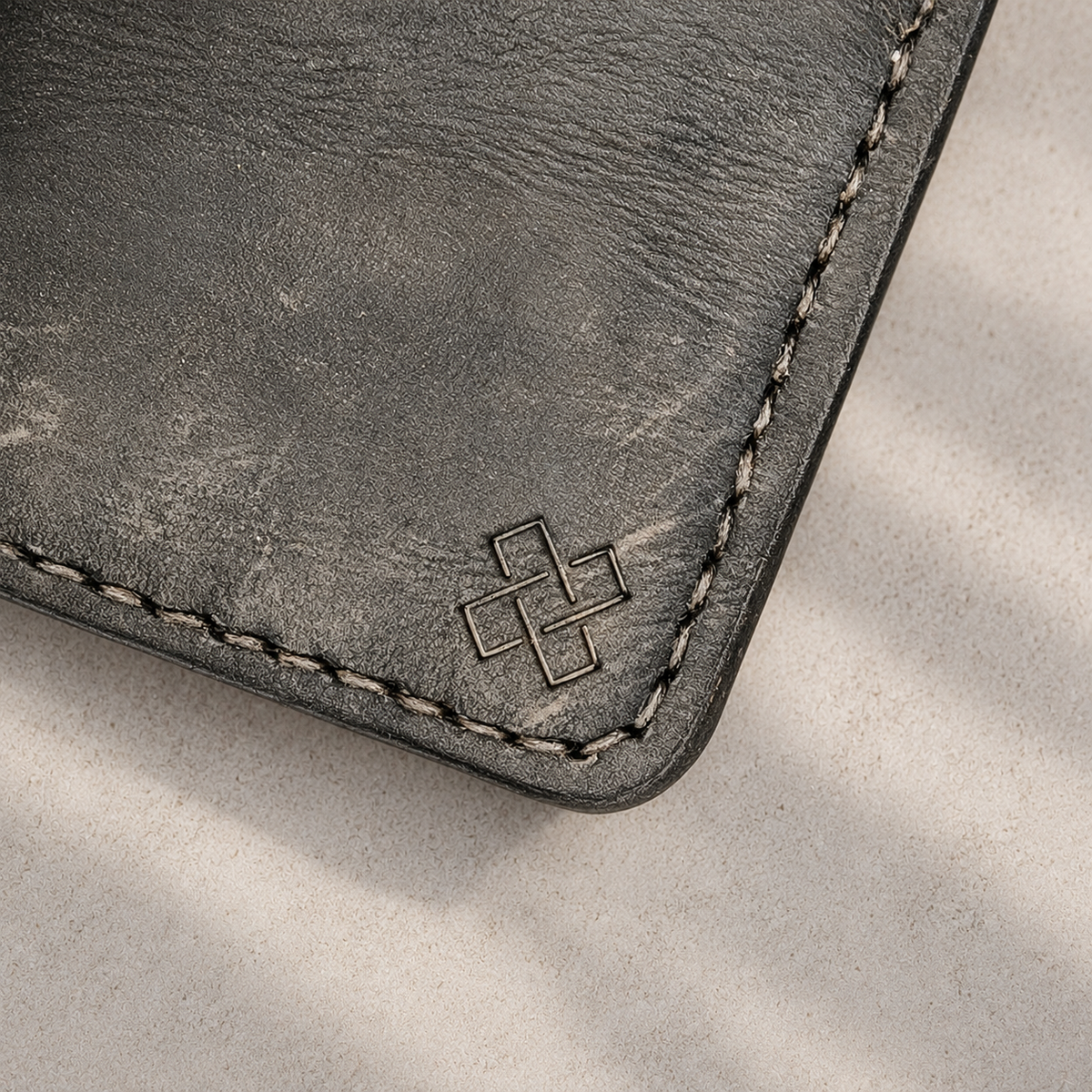 THE COPPERFIELD Bi-Fold Leather Card Holder (Black and Brown) - Novelty Atelier