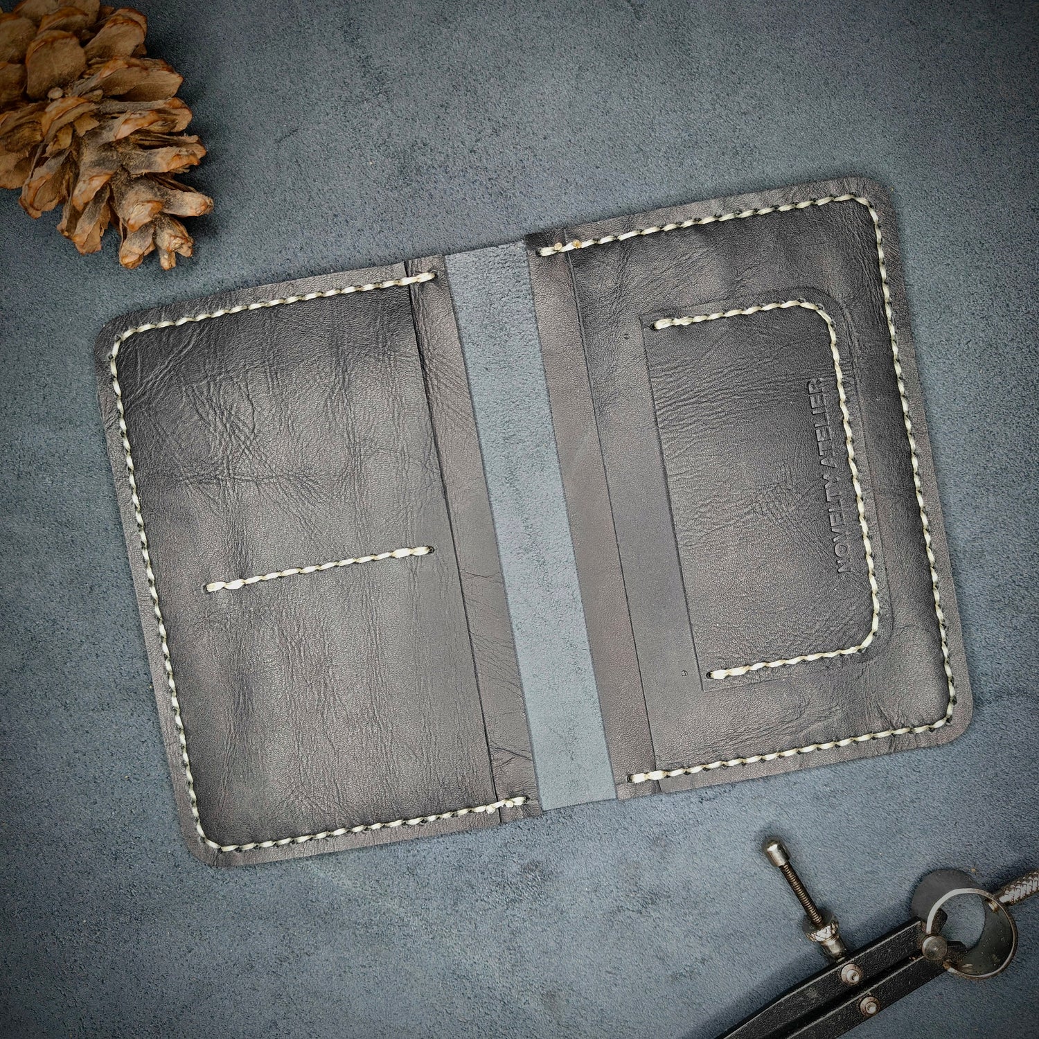 THE EXPLORER Leather Passport Holder (Navy Blue) - Novelty Atelier