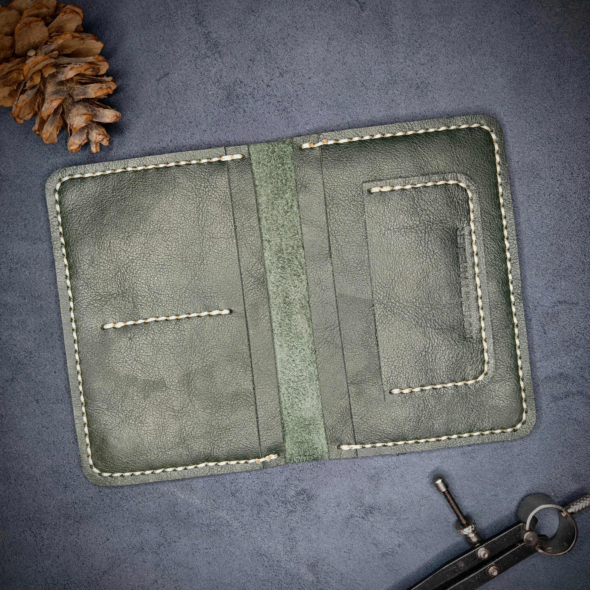 THE EXPLORER Leather Passport Holder (Olive Green) - Novelty Atelier