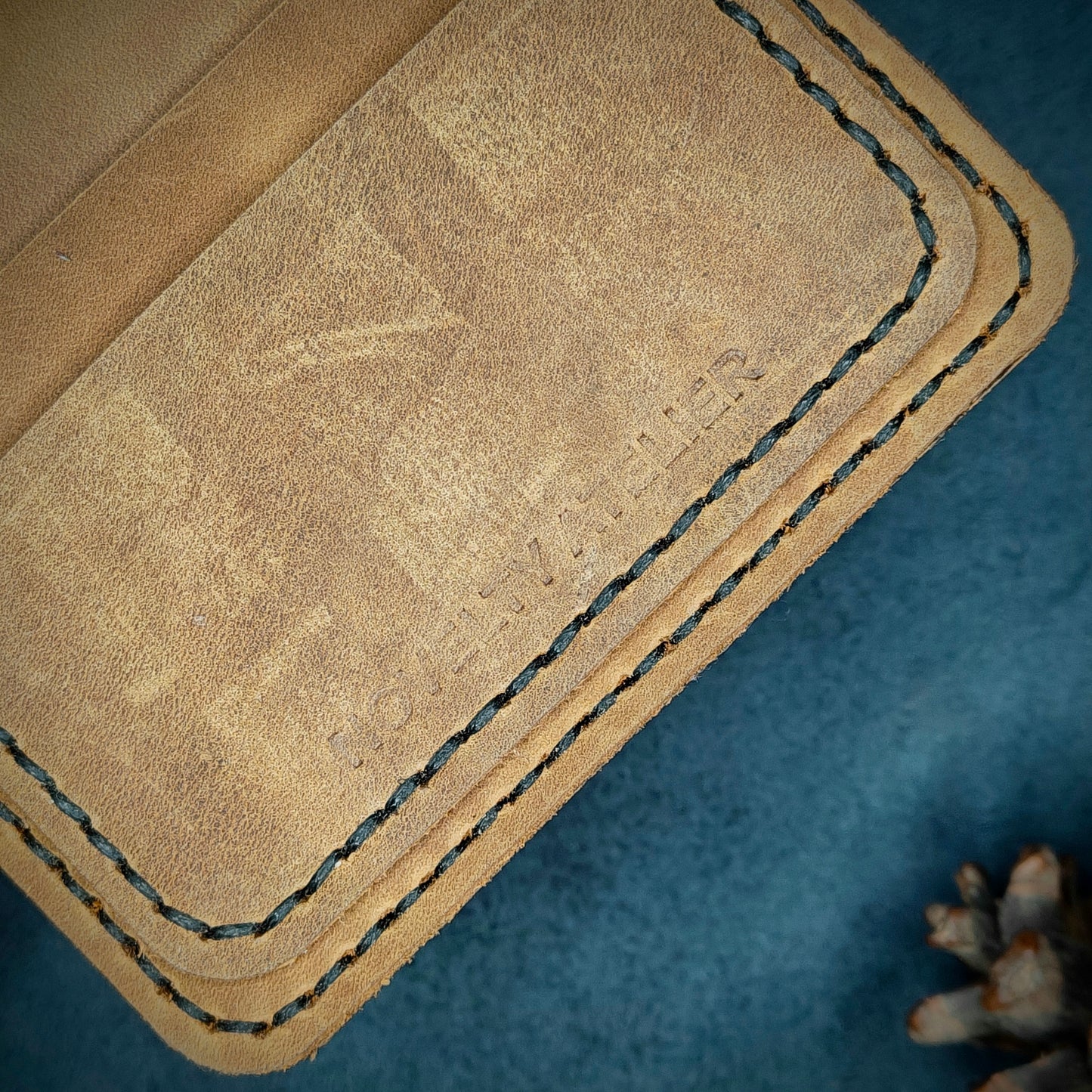 THE MIRAGE Bi-Fold Leather Wallet (Sandstorm Brown) - Novelty Atelier