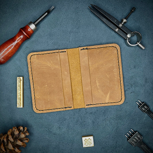 THE COPPERFIELD Bi-Fold Card Holder (Sandstorm Brown) - Novelty Atelier