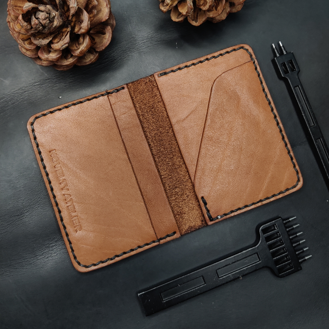 "Copperfield" Bi-Fold Card Holder (Tanned leather) - Novelty Atelier